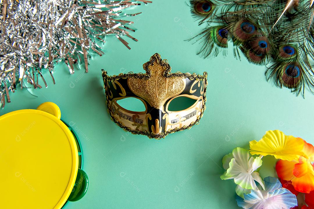 Conceito de carnaval em fundo verde, máscara de carnaval brasileiro