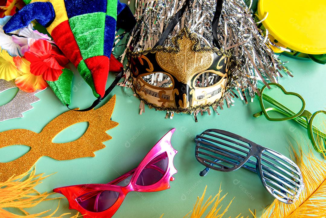 Conceito de carnaval em fundo verde, máscara de carnaval brasileiro