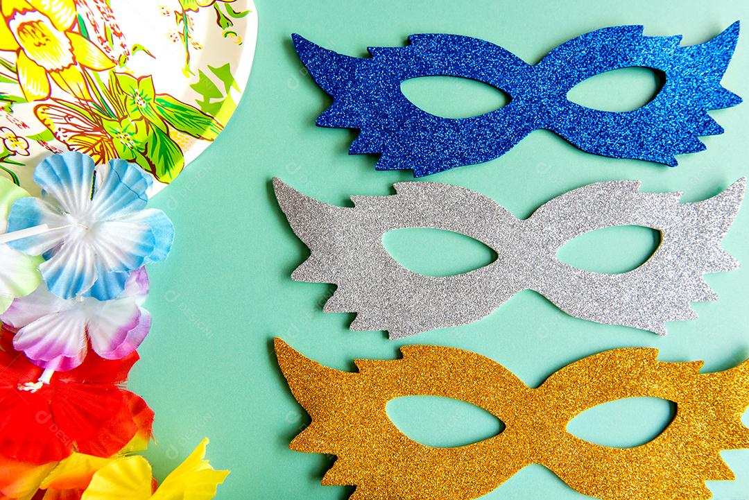 Conceito de carnaval em fundo verde, máscara de carnaval brasileiro