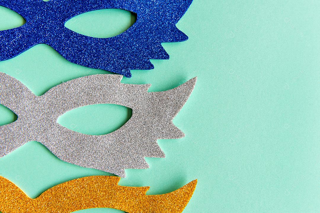 Conceito de carnaval em fundo verde, máscara de carnaval brasileiro