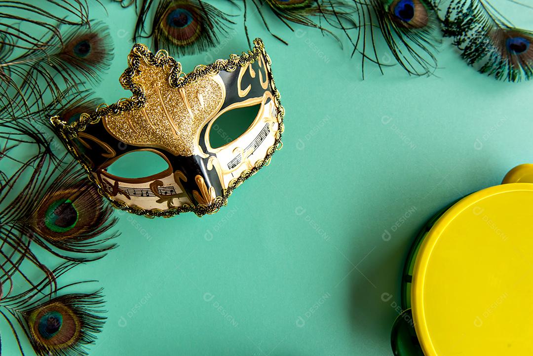 Conceito de carnaval em fundo verde, máscara de carnaval brasileiro