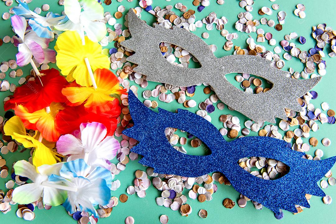 Conceito de carnaval em fundo verde, máscara de carnaval brasileiro