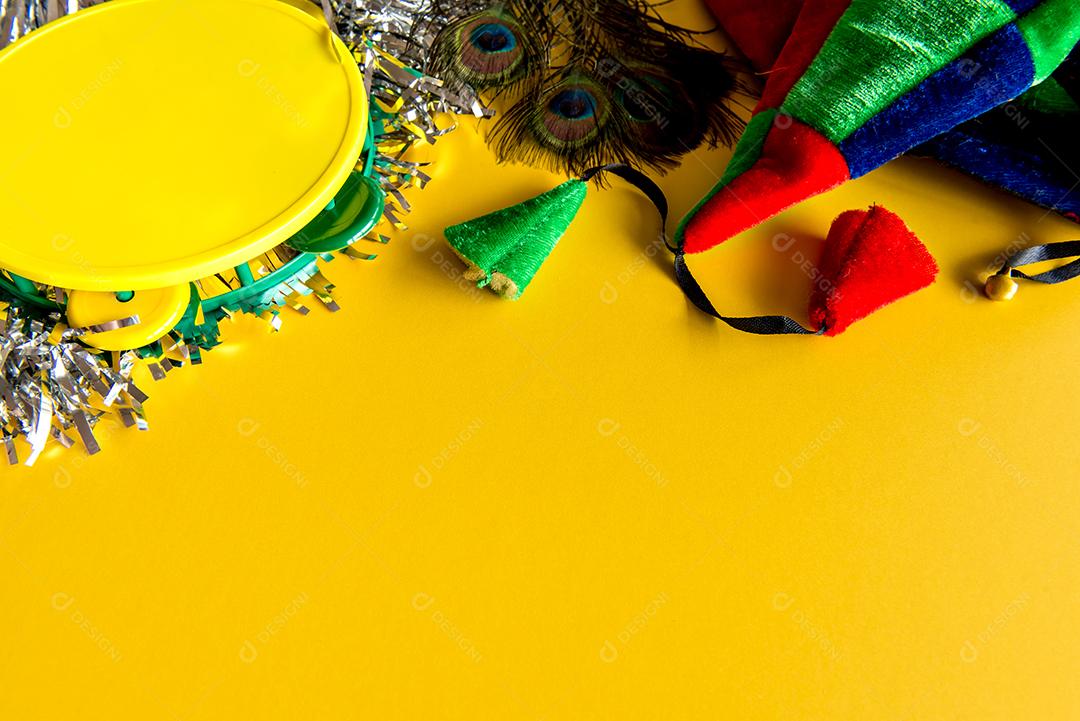 Conceito de carnaval em fundo amarelo, carnaval brasileiro