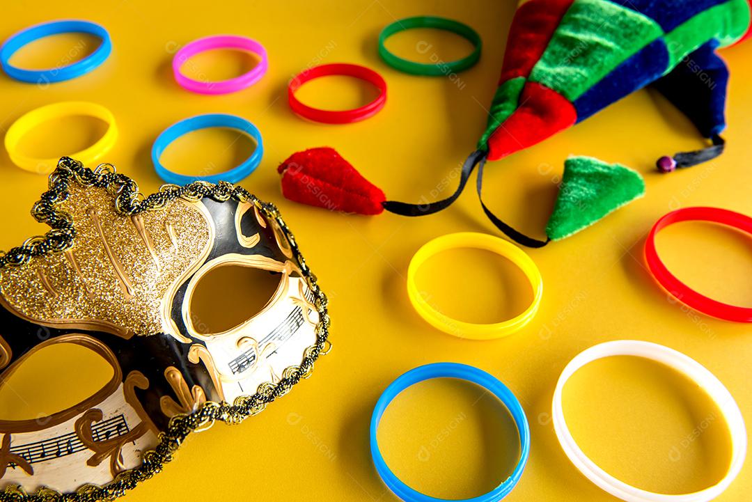 Conceito de carnaval em fundo amarelo, carnaval brasileiro