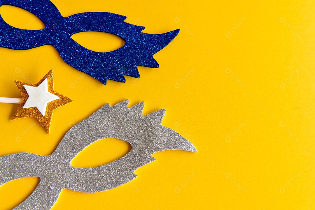 Conceito de carnaval em fundo amarelo, máscara de carnaval brasileiro