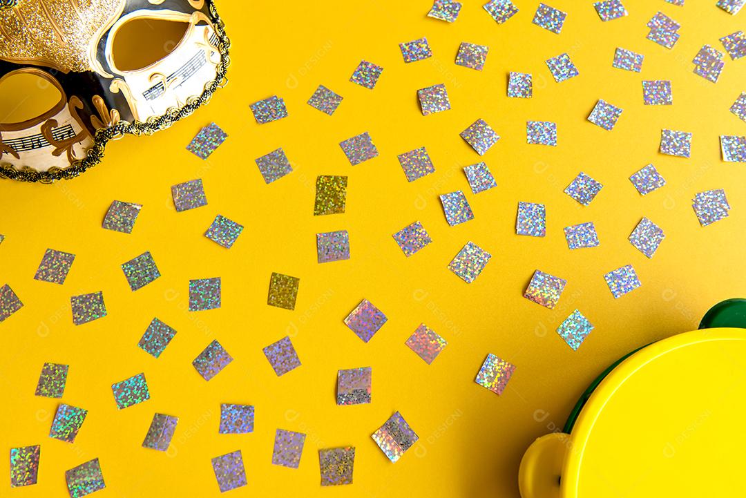 Conceito de carnaval em fundo amarelo, máscara de carnaval brasileiro