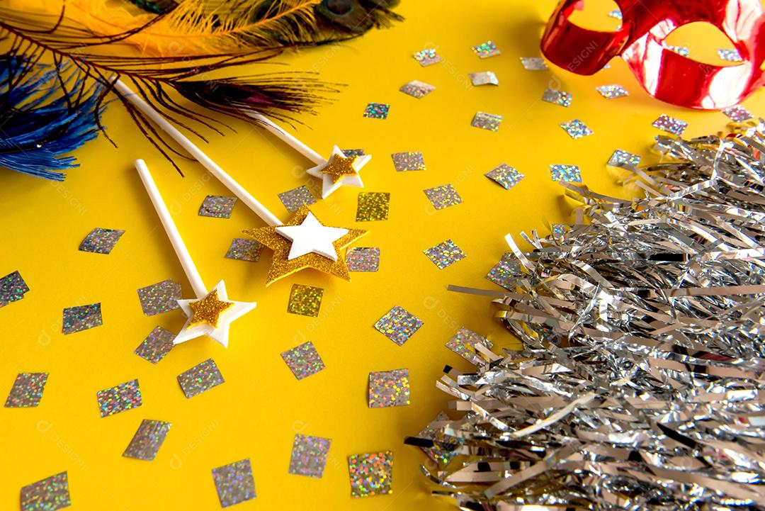 Carnaval em fundo amarelo, máscara de carnaval