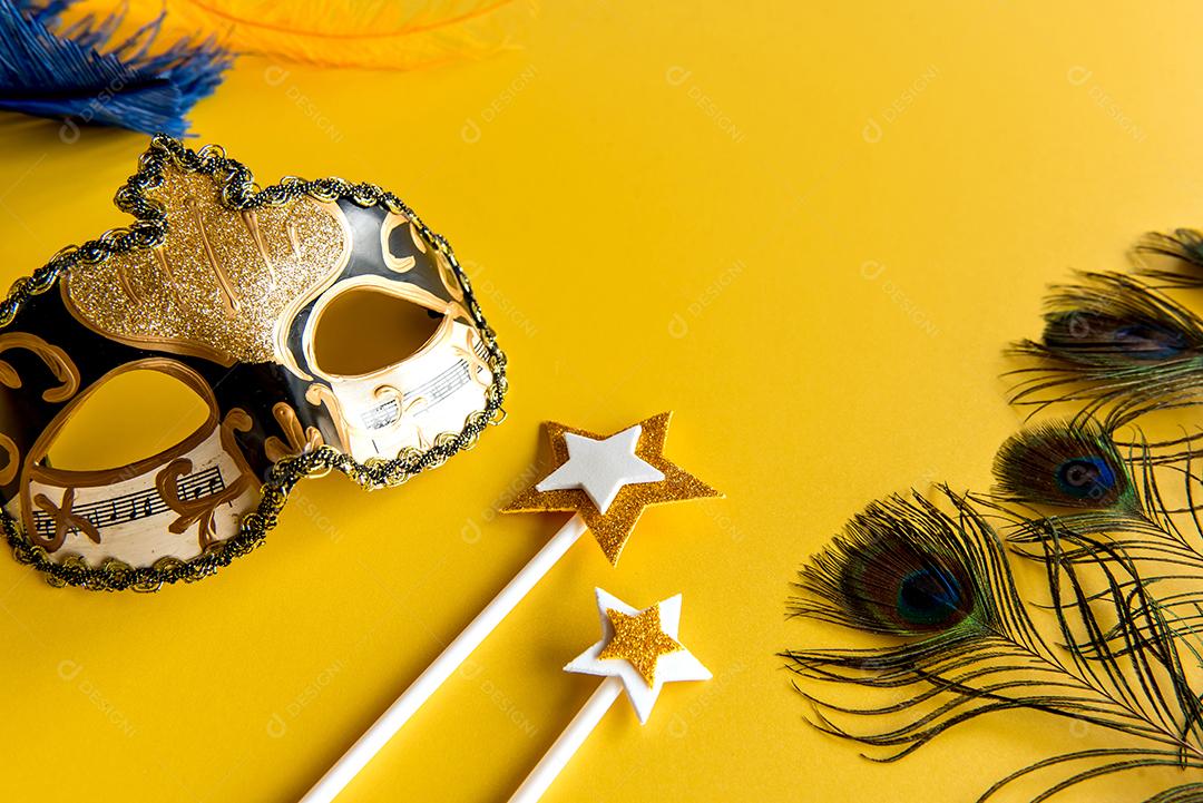 Carnaval em fundo amarelo, máscara de carnaval