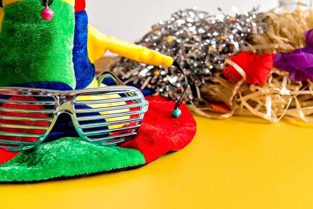 Enfeites de carnaval em fundo amarelo