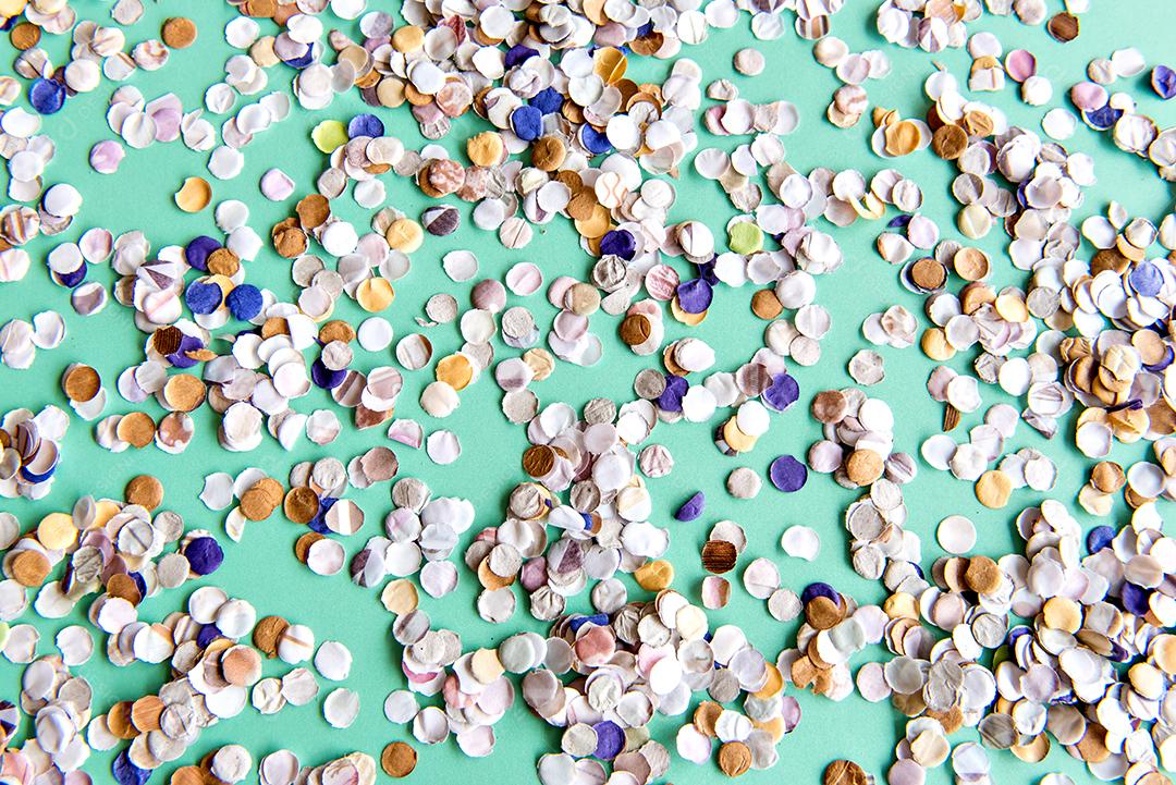 Plano de fundo texturizado verde com confete, conceito de festa de carnaval.