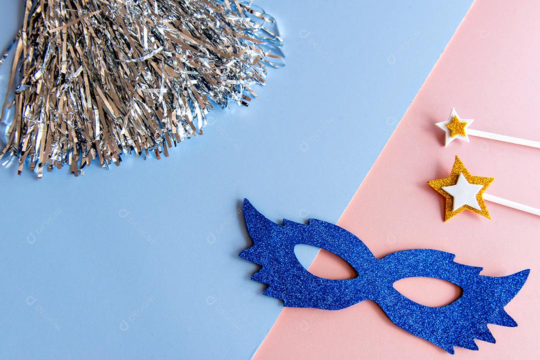 Elementos de carnaval em fundo azul e rosa