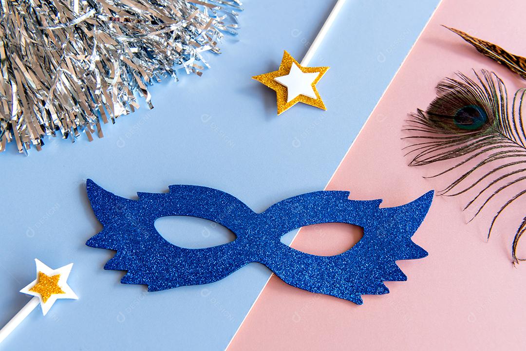 Conceito de carnaval brasileiro em fundo azul e rosa