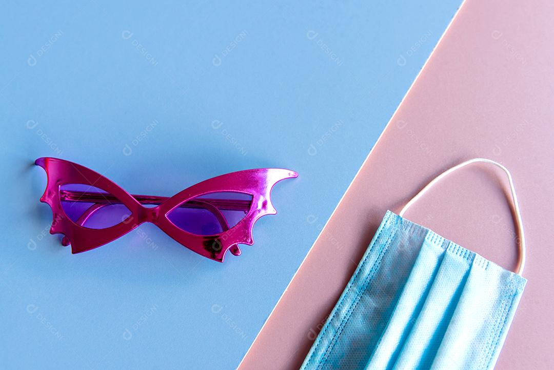 Conceito de carnaval brasileiro em fundo azul e rosa