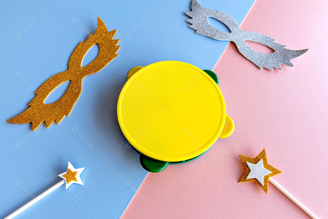 Conceito de carnaval brasileiro em fundo azul e rosa