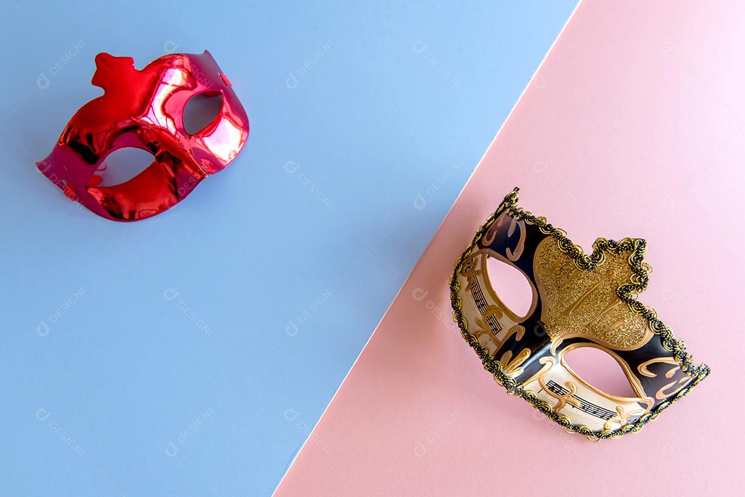 Conceito de carnaval brasileiro em fundo azul e rosa
