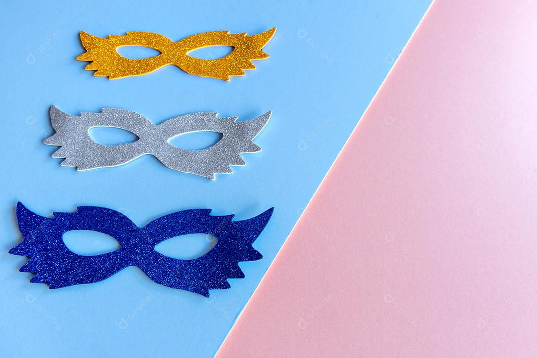 Conceito de carnaval brasileiro em fundo azul e rosa