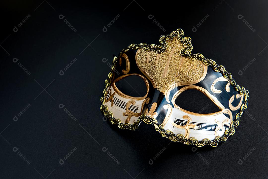 Conceito de carnaval brasileiro, máscara de carnaval em fundo preto