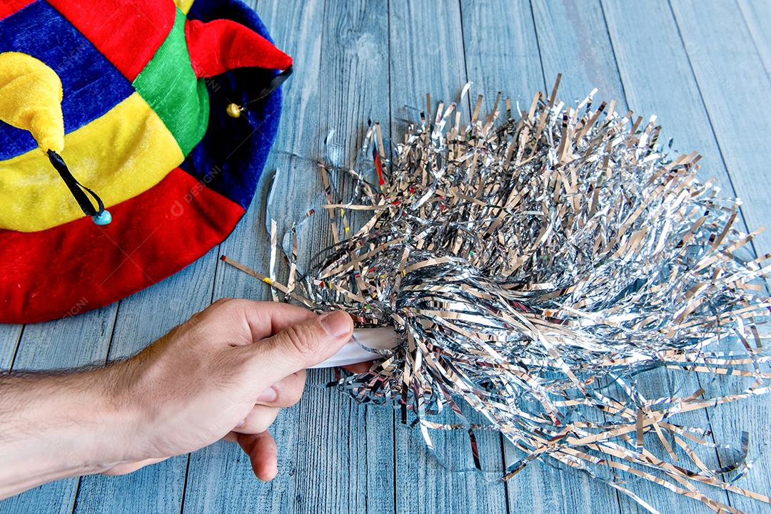 Conceito de carnaval brasileiro, chapéu colorido e pom pom de festa