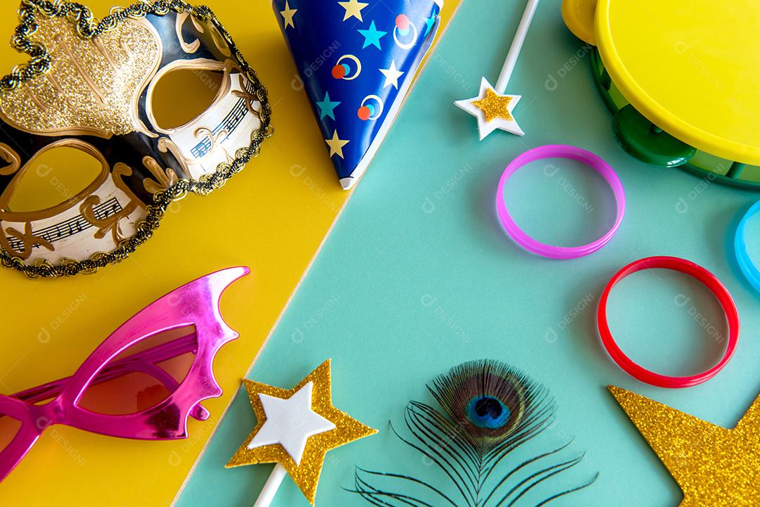 Conceito de carnaval brasileiro, máscara, óculos de festa e pandeiro