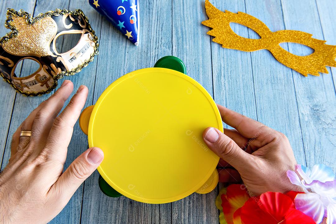 Conceito de carnaval brasileiro, copos de festa e pandeiro