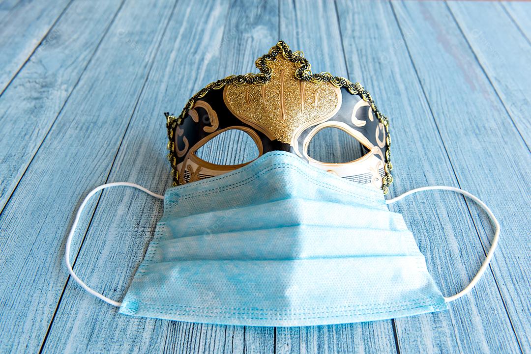 Conceito de carnaval brasileiro, máscara de festa e máscara de proteção