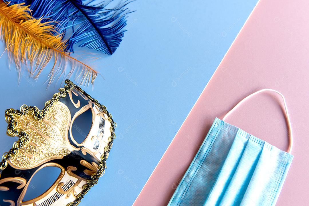 Conceito de carnaval brasileiro, máscaras de festa e penas em fundo azul e rosa