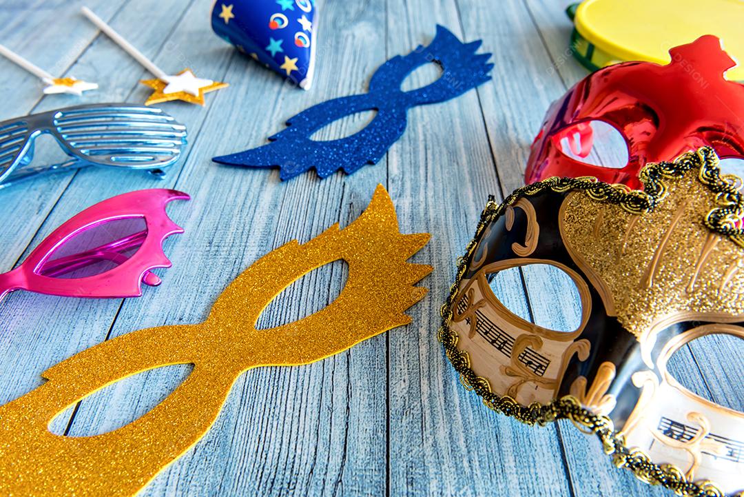 Conceito de carnaval brasileiro, máscaras de festa e óculos.