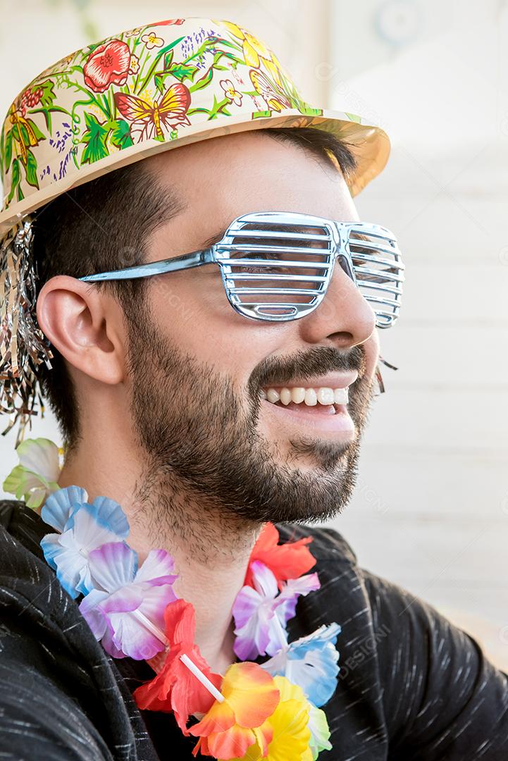 Homem vestido com fantasia de festa de carnaval