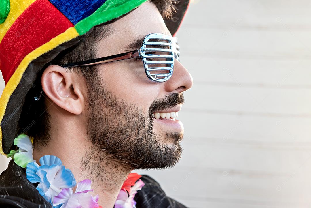 Homem vestido com fantasia de festa de carnaval.