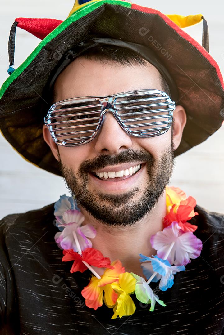 Homem vestido com fantasia de festa de carnaval