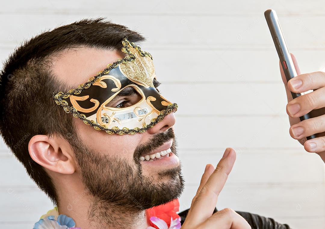 Homem vestido com fantasia de festa de carnaval fazendo uma selfie