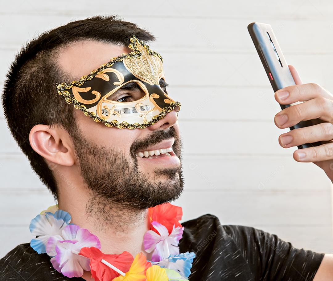 Homem vestido com fantasia de festa de carnaval fazendo uma selfie