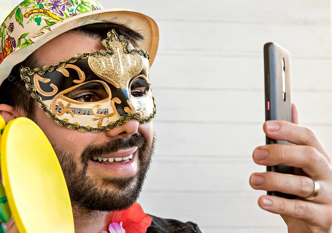 Homem vestido com fantasia de festa de carnaval fazendo uma selfie