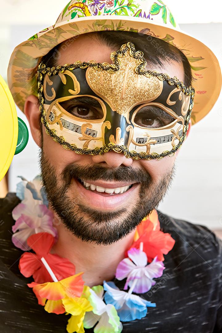 Homem vestido com fantasia de festa de carnaval.