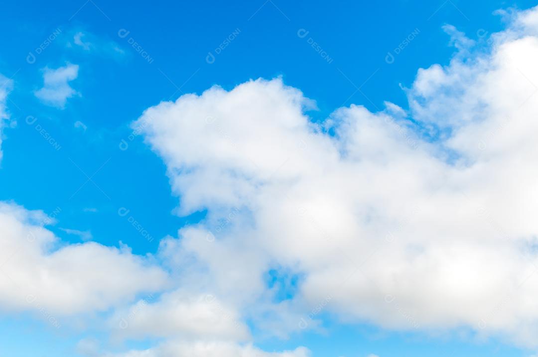 Lindo céu azul em um dia ensolarado, fundo de textura de céu azul