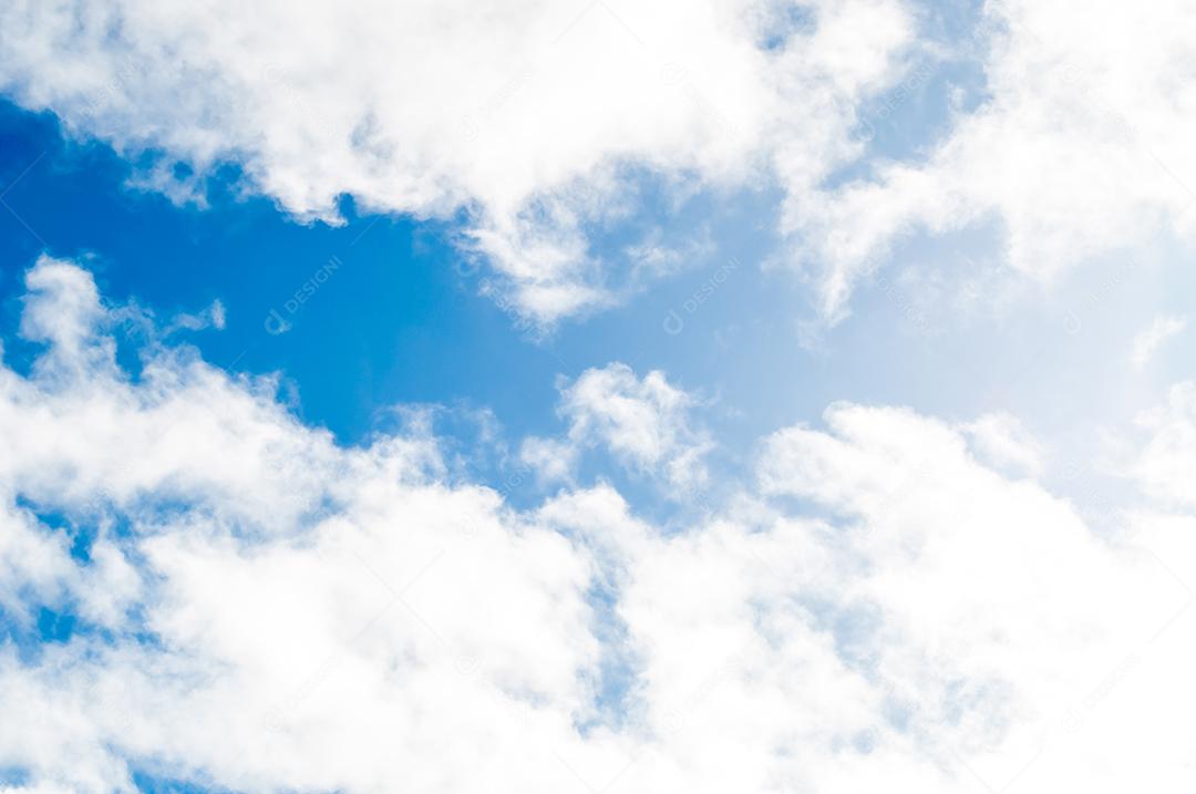 Lindo céu azul em um dia ensolarado, céu azul com fundo de textura de nuvens brancas.
