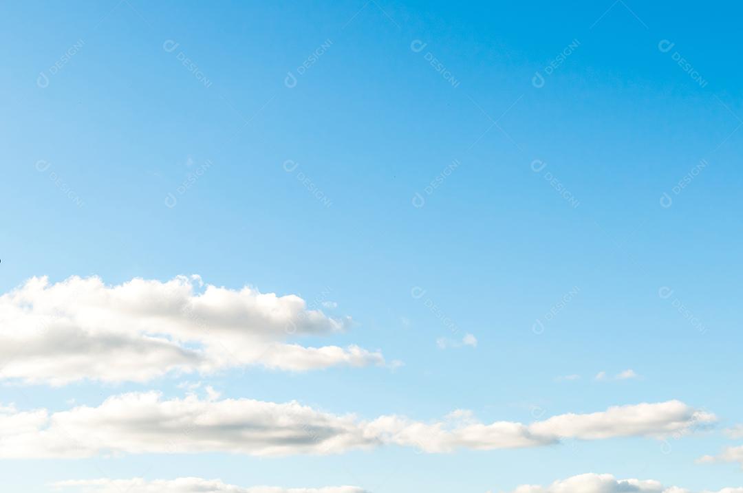 Lindo céu azul com nuvens brancas, céu claro em um dia ensolarado textura