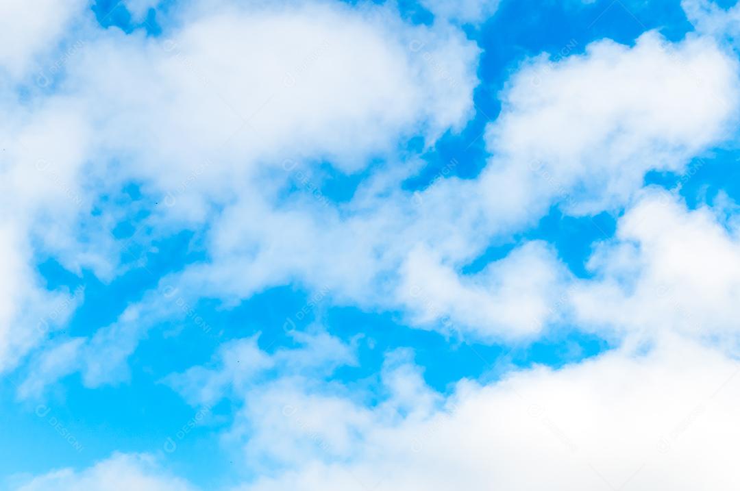 céu azul com fundo de textura de nuvens brancas