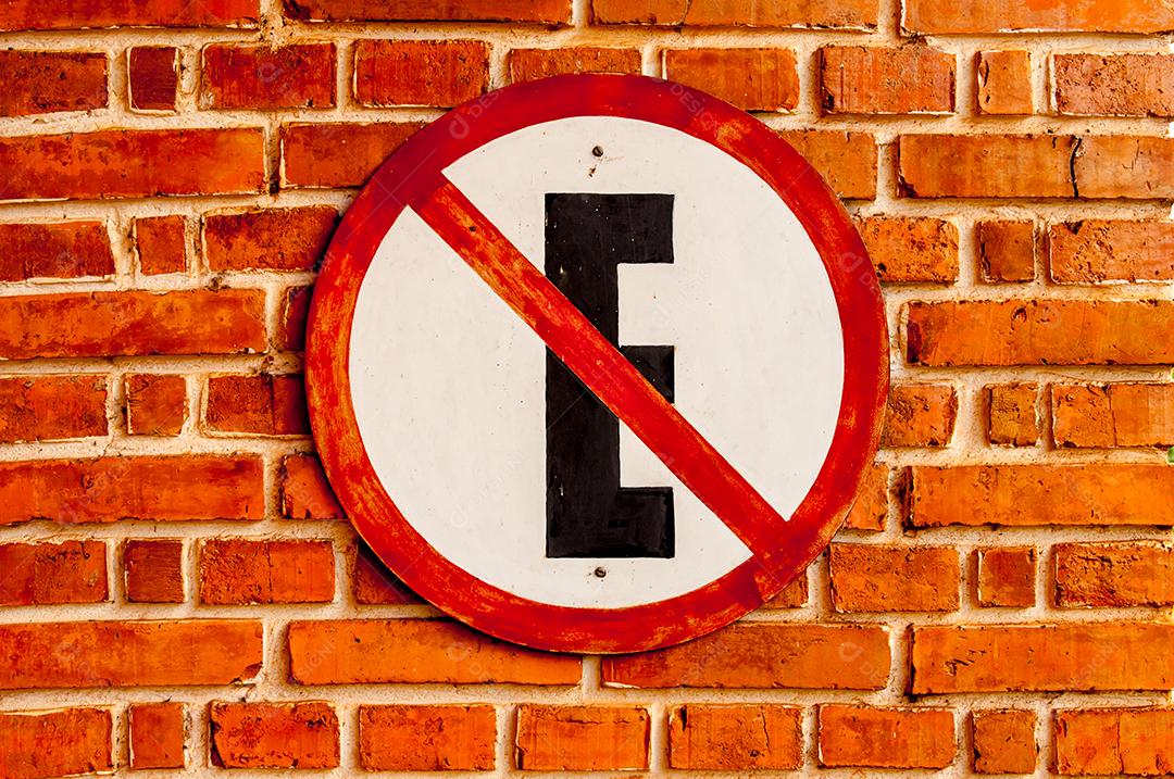 Parede de tijolos com placa de estacionamento proibido brasileiro