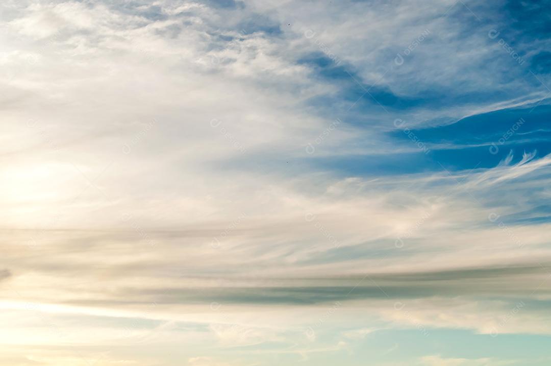 Lindo céu textura  colorido com arranhões de nuvens brancas