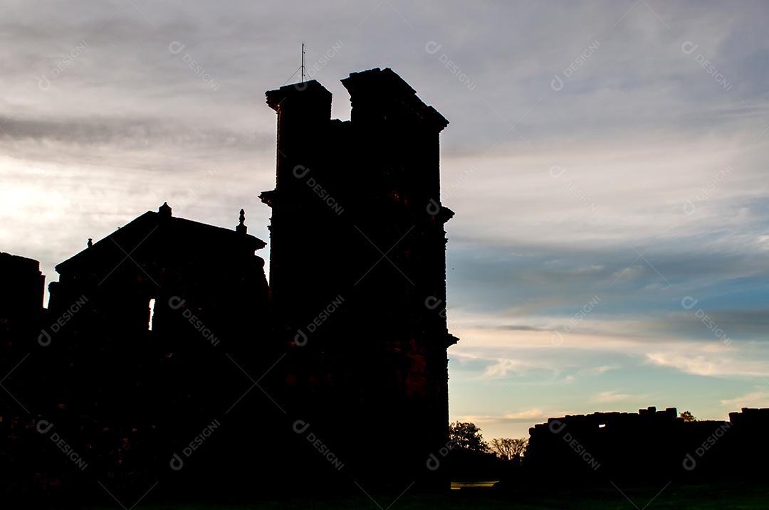 Silhueta de um antigo castelo Ruínas de São Miguel das Missões