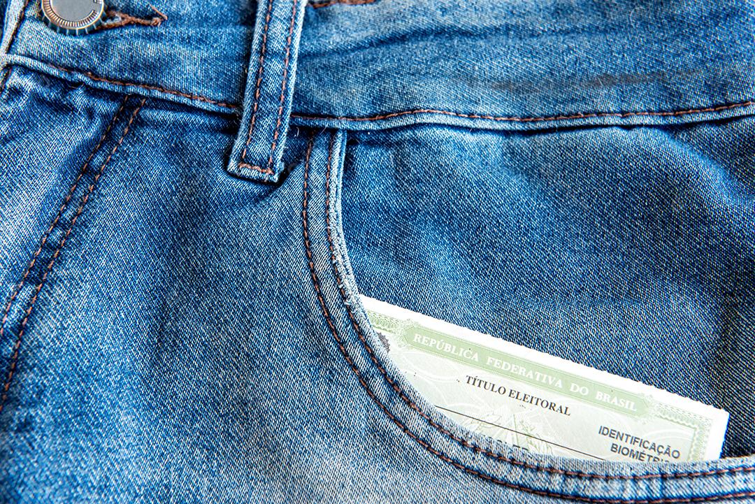Calça jeans com documentos pessoais no bolso