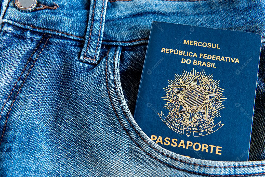 Calça jeans com carteira de trabalho trabalhador no bolso