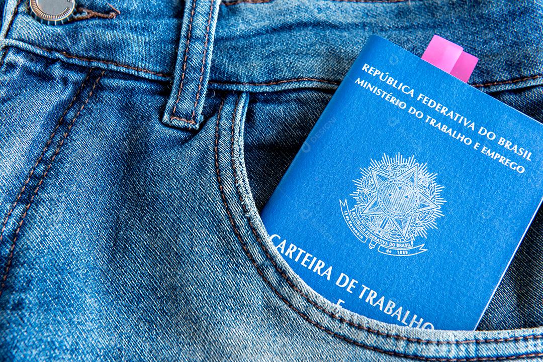 Cartão de trabalho brasileiro no bolso da calça jeans, cartão de trabalho escrito em português