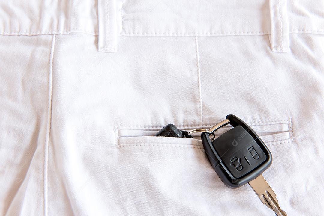 Calça jeans com chaves de carro no bolso