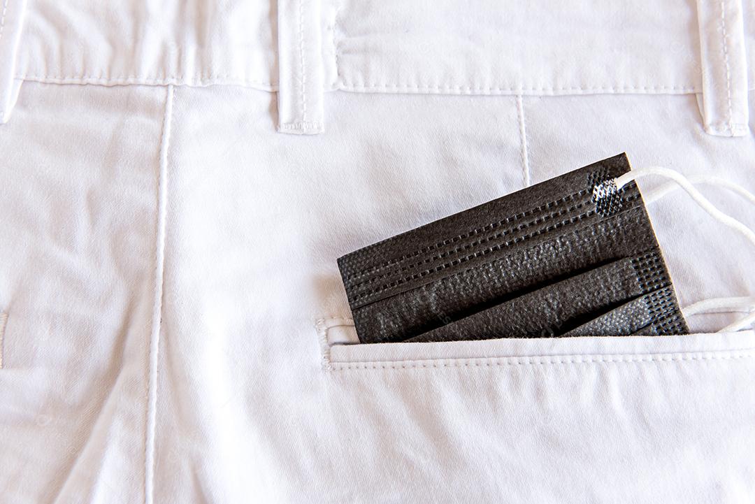 Calça jeans com mascara  no bolso