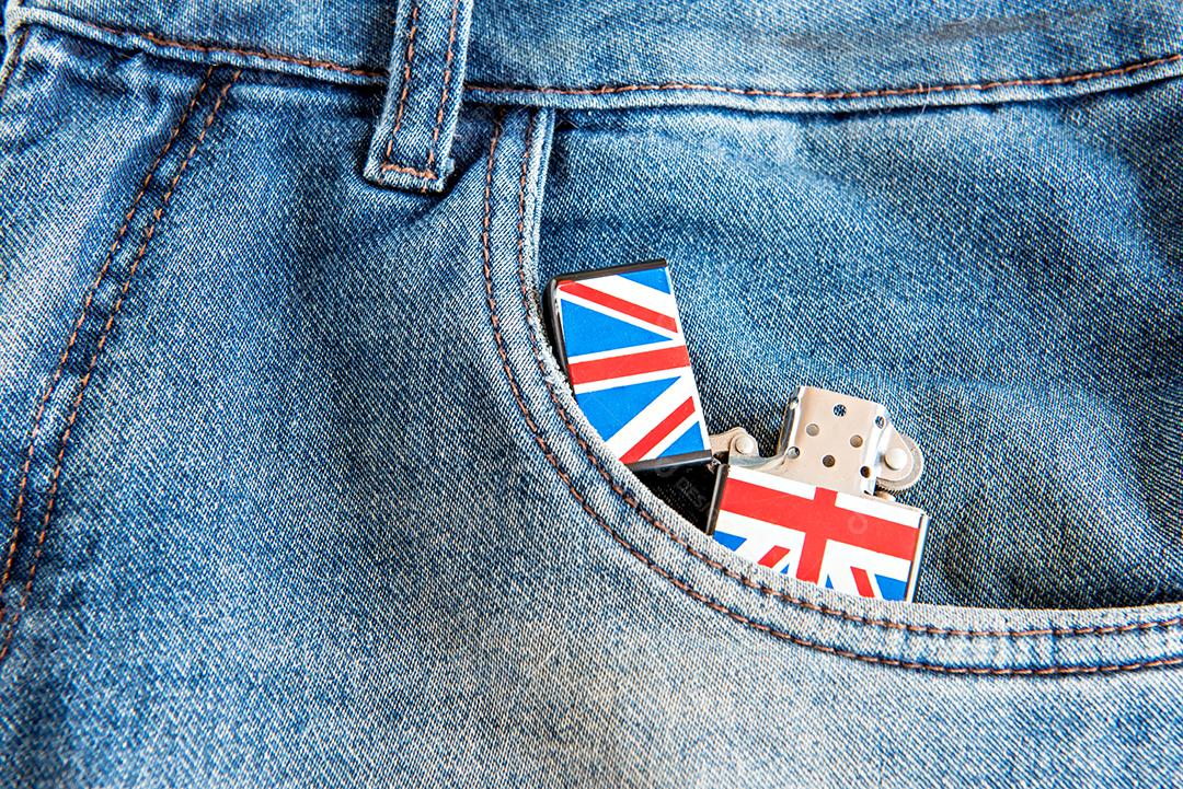 Calça jeans com Isqueiro  no bolso