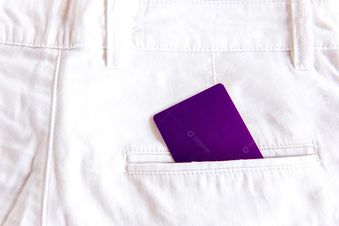 Calça jeans com cartão no bolso