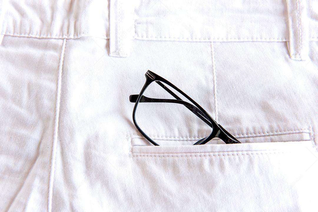 Calça jeans com óculos no bolso