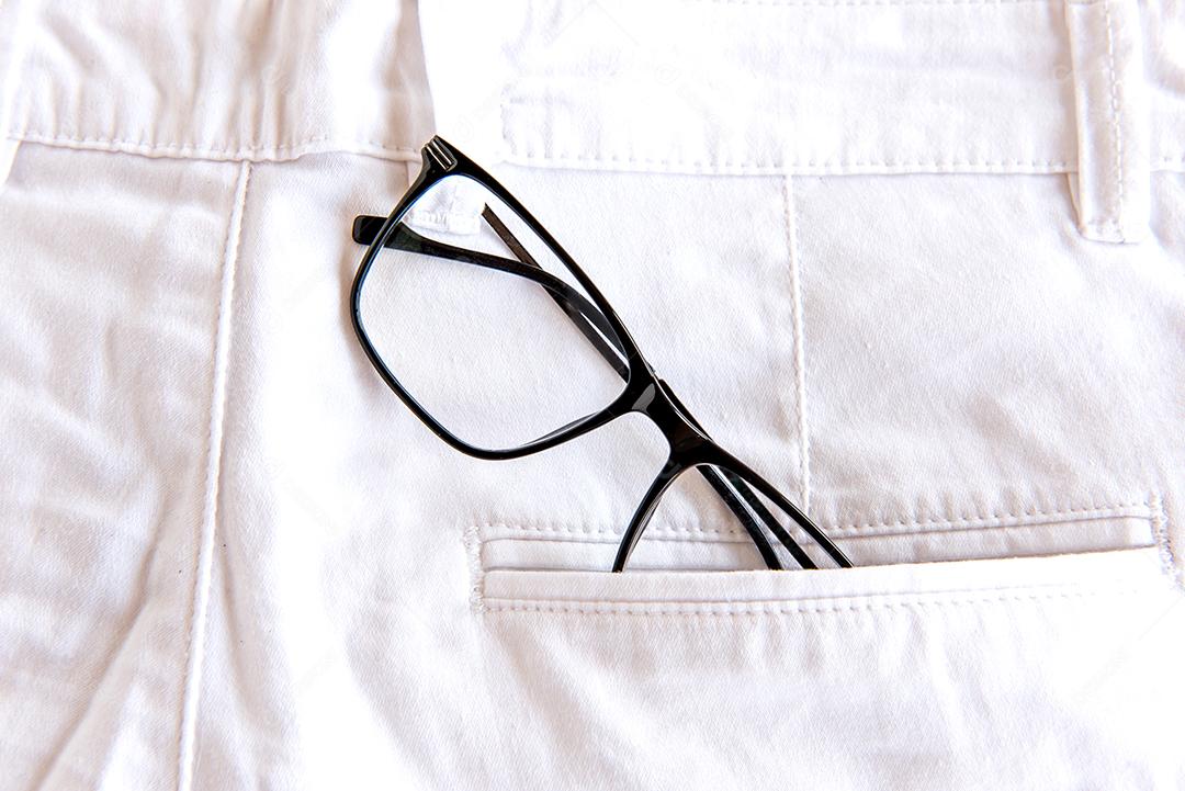 Calça jeans com óculos no bolso